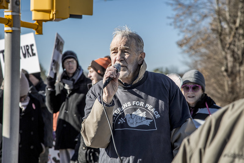 Ray McGovern lors d'une manifestation en 2015 contre la pratique de la torture par les Etats-Unis.