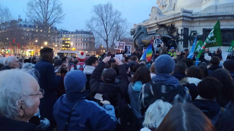 Jacques Cheminade à la manifestation pour Assange du 20 février 2024 à Paris (place de la République).