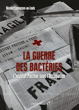Couverture du Livre "La guerre des Bactéries, l'Institut Pasteur sous l'Occupation" de Nicolas Chevassus-au-Louis, aux éditions Vendémaire