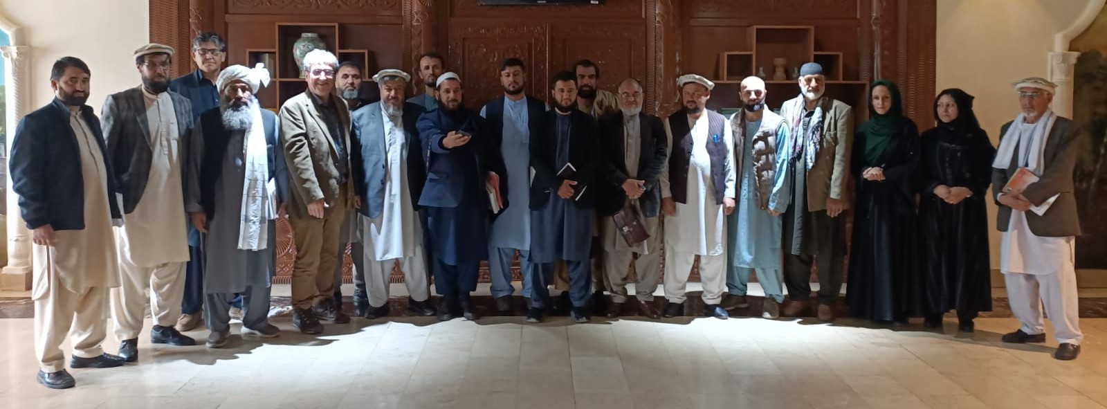 L'auteur avec les participants au groupe de travail à Kaboul.