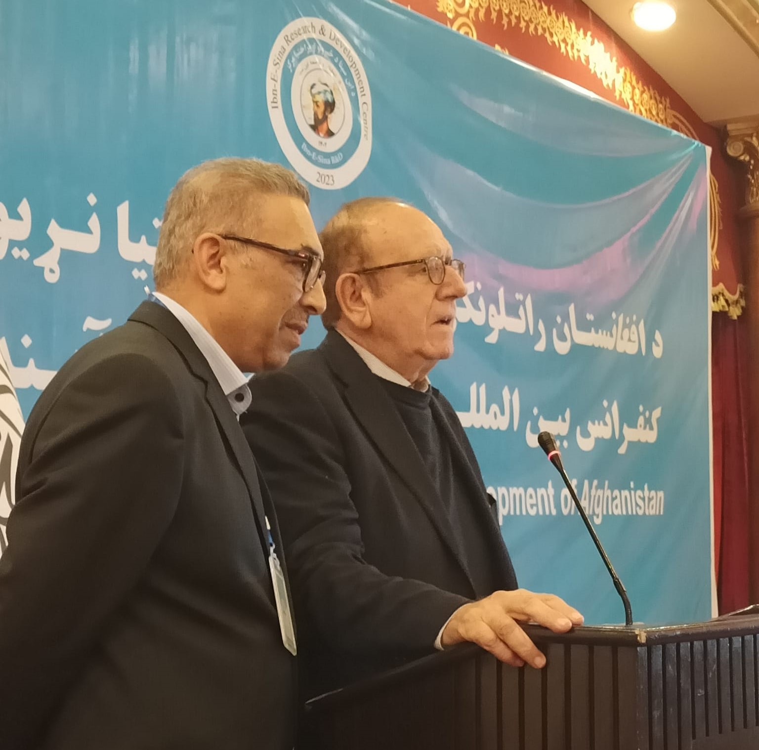 Pr Pino Arlacchi (à droite), traduit par Fatah Raufi du Centre R&D Ibn Sina