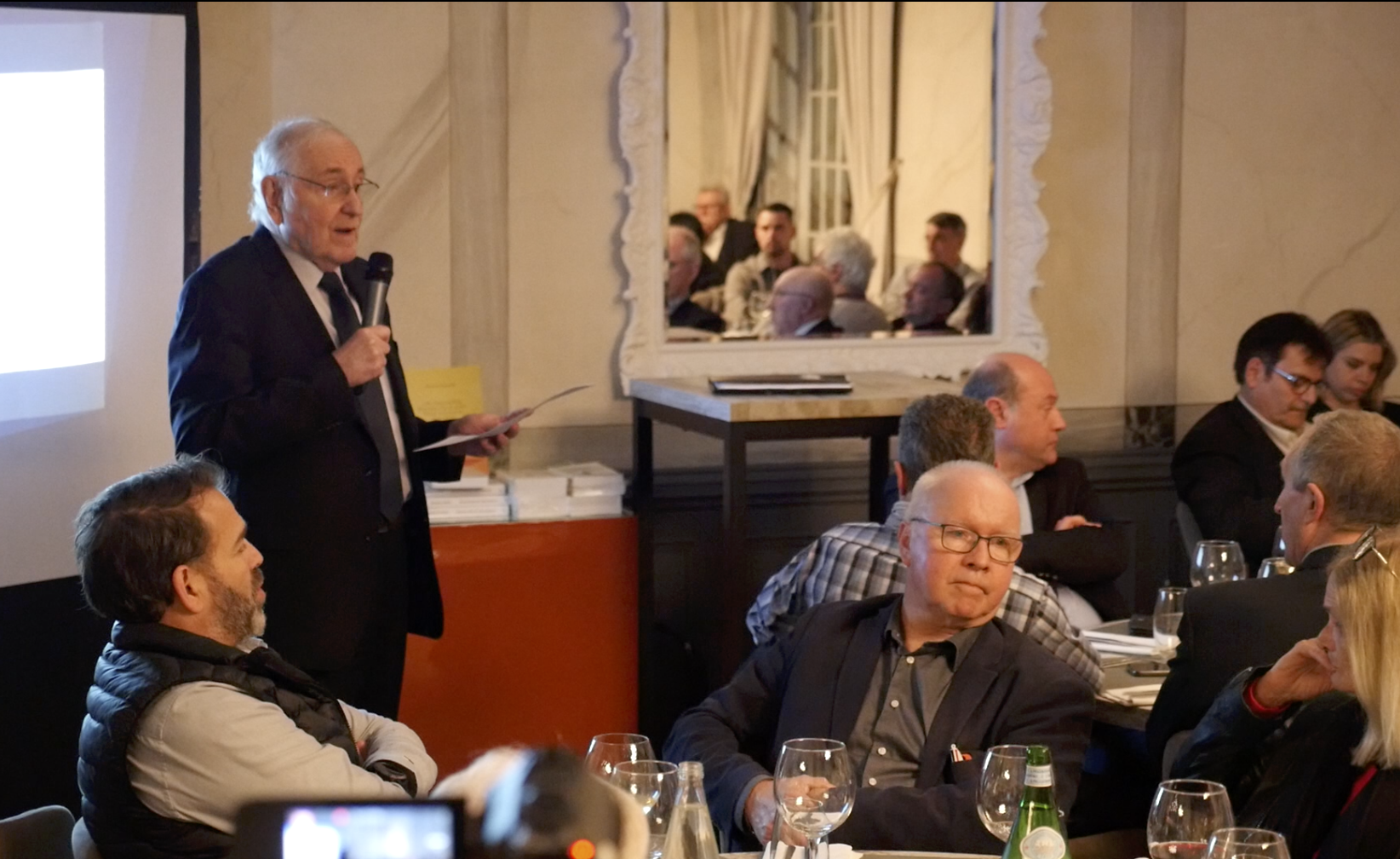 Jacques Cheminade commence sa présentation.