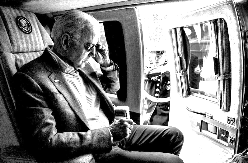 Le président américain Joe Biden s'apprête à sortir de son avion pour débarquer du Marine One, juillet 2021